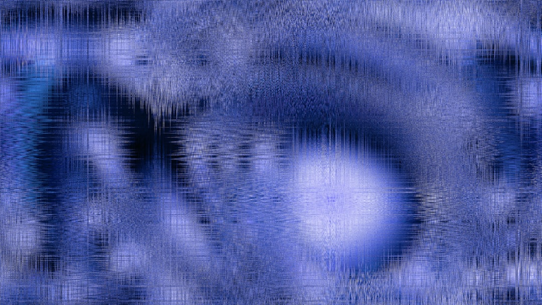 Vergrootglas op een document; AI-content nakijken in een KMO
