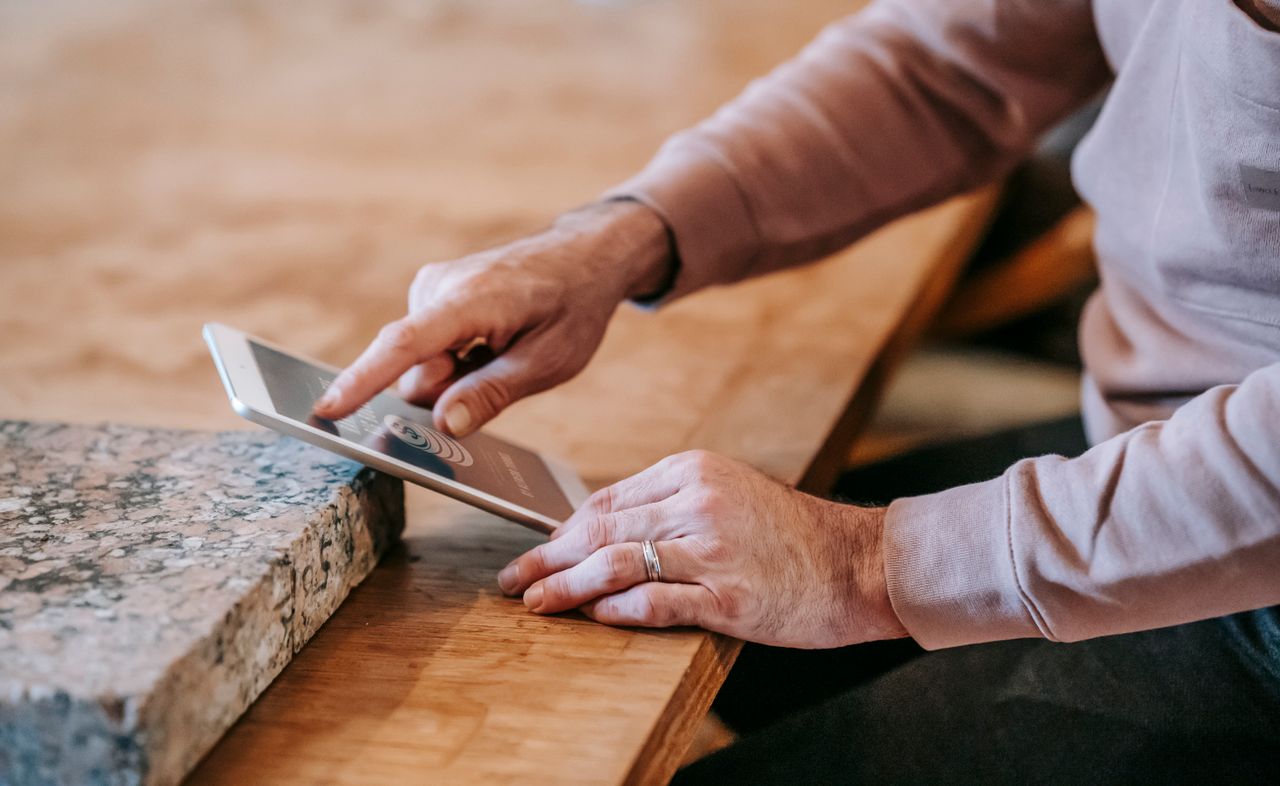 Een aannemer bekijkt op een tablet een AI-rapport van een pand, met daarnaast een automatisch gegenereerde offerte