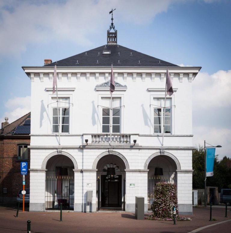 Het kantoor van Mailbox bv bevindt zich in het oude gemeentehuis van Ruisbroek, Puurs-Sint-Amands